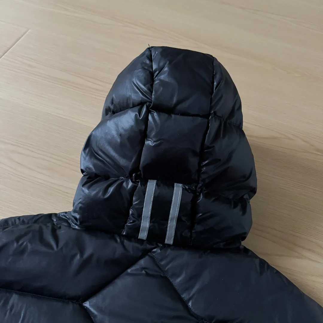 Style number: Y 76 top purchasing version 𝘾𝘼𝙉𝘼𝘿𝘼 𝙂𝙊𝙊𝙎𝙀/Canada Goose 2227 lightweight model. Super Lightweight, no weight on the upper body at all! Show more temperament‼ Canada Goose, a Canadian brand, has always been recognized as the warmest down jacket. Various Instagram celebrities, Internet celebrities, and celebrities often wear it for street photos. I make Canada Goose every year, but I still can’t get rid of my love for the goose. No matter how cold the winter is, there is no need to be afraid. Canada Goose is the legendary warmest down jacket and is known as a must-have for Arctic outdoor sports! The most popular down jacket in the world, celebrities are rushing to buy it, it is a must-have! Sizes: S-2XL Color: Silver Gray (Red Label) Silver Gray (Black Label), Black (Red Label), Black (Black Label), Dark Blue, Light Blue